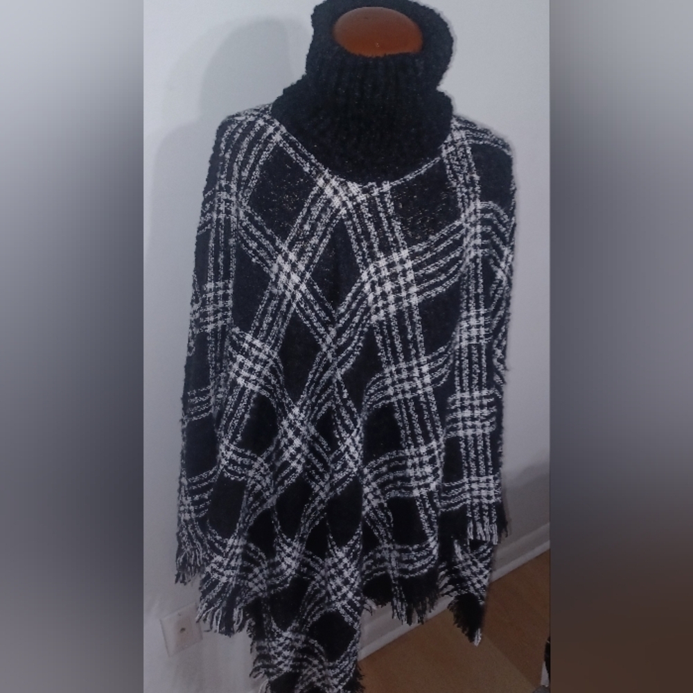 Beautiful Black & White Plaid Shawl- W Sz One Size